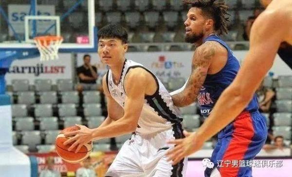 弗格弧頂單打遭遇鄢手騏擋拆，楊鳴教練場(chǎng)邊果斷推走戰(zhàn)術(shù)爭(zhēng)議