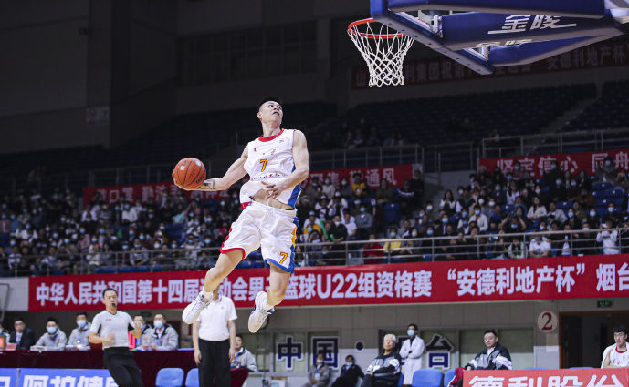 弗格弧頂單打遭遇鄢手騏擋拆，楊鳴教練場(chǎng)邊果斷推走戰(zhàn)術(shù)爭(zhēng)議