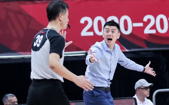 弗格弧頂單打遭遇鄢手騏擋拆，楊鳴教練場(chǎng)邊果斷推走戰(zhàn)術(shù)爭(zhēng)議