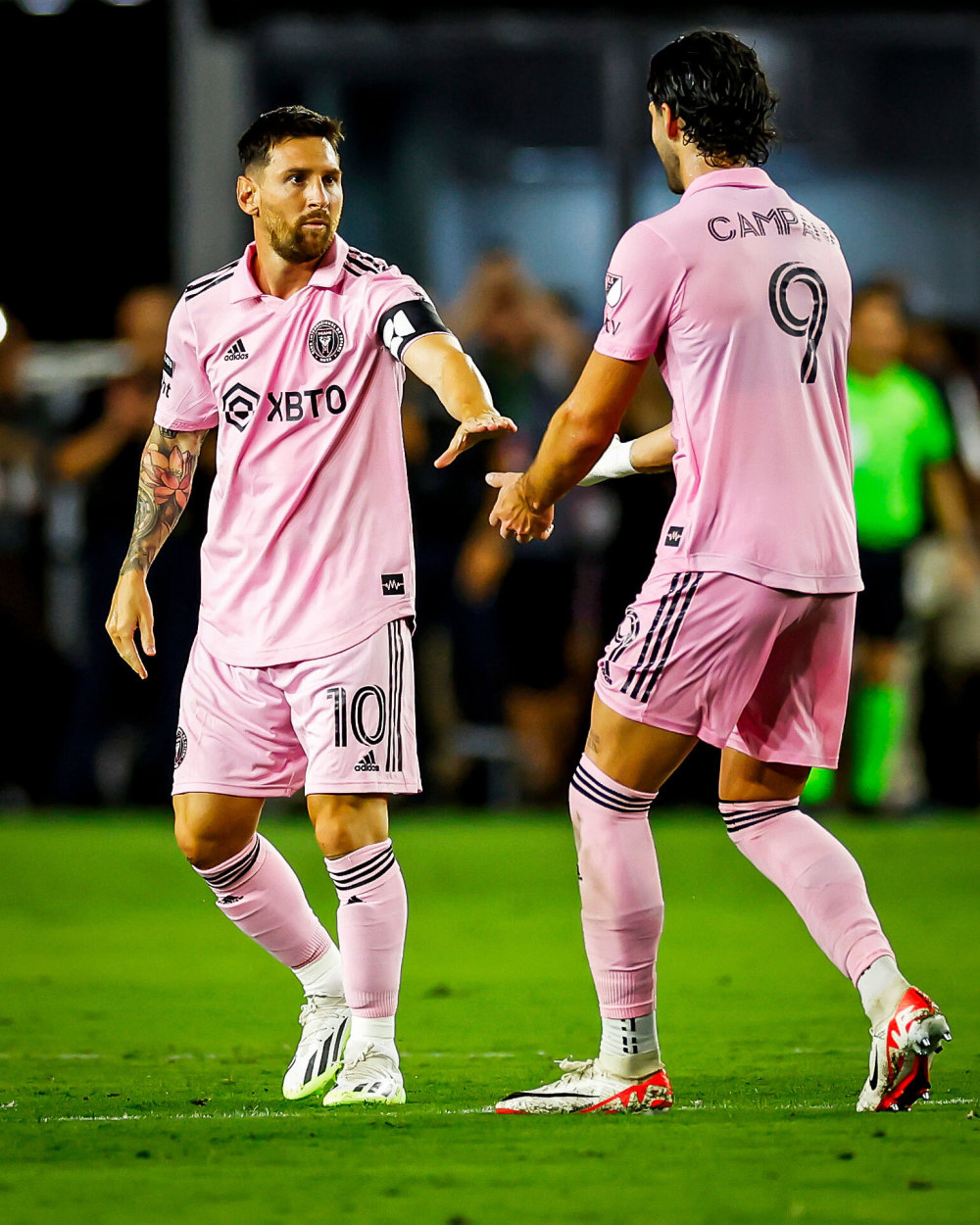 阿根廷的王！梅西主場震撼表現(xiàn)，全場球迷狂熱歡呼，梅西，膜拜之神！