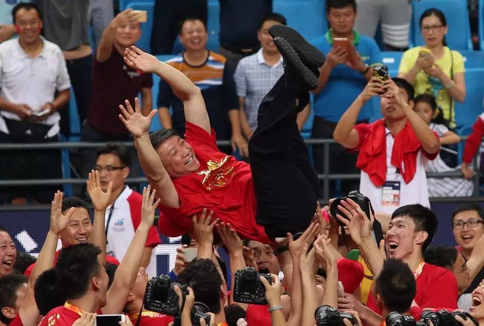 文班亞馬親切簽名，小球迷心愿達(dá)成，一場(chǎng)關(guān)于籃球奇緣的實(shí)時(shí)報(bào)道