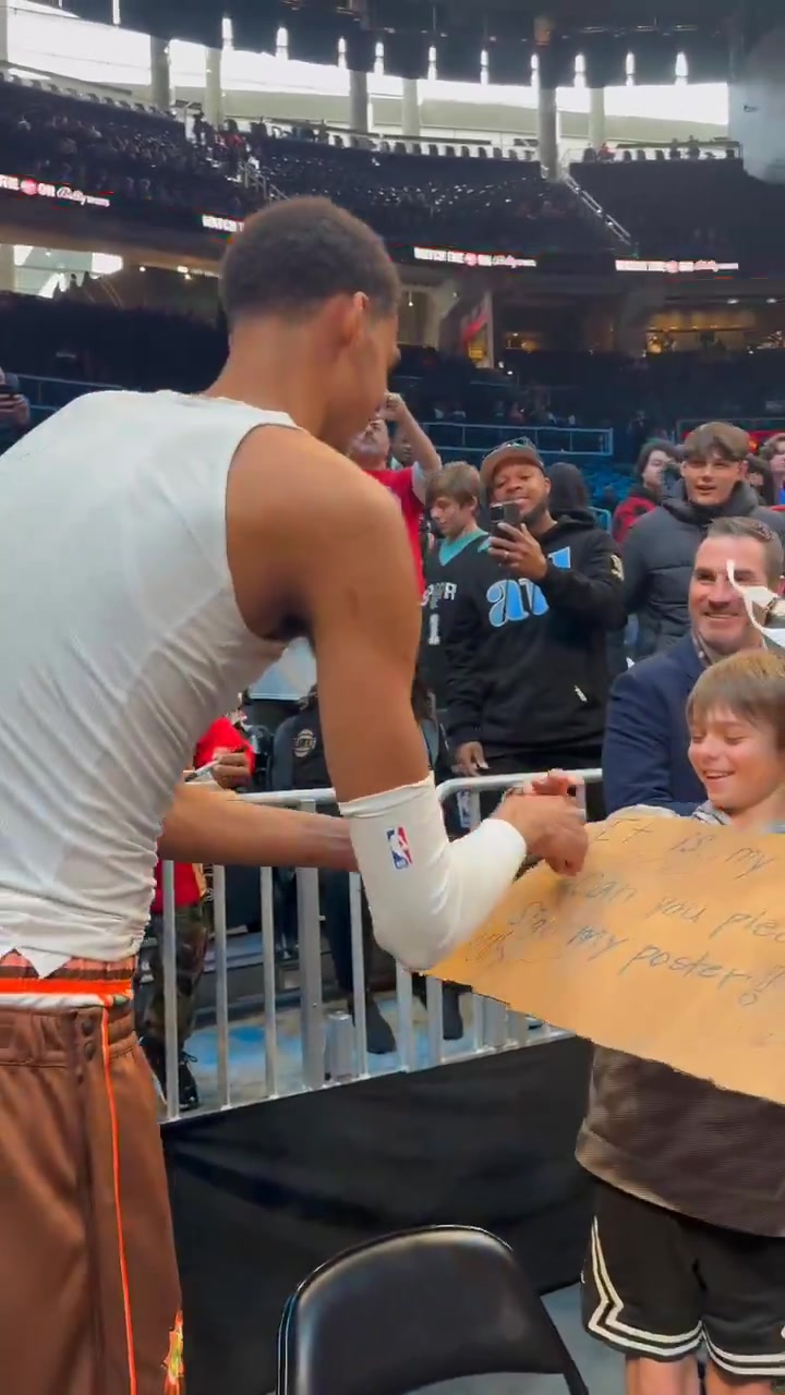 文班亞馬親切簽名，小球迷心愿達(dá)成，一場(chǎng)關(guān)于籃球奇緣的實(shí)時(shí)報(bào)道