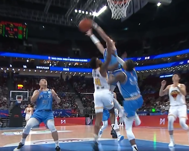 沈梓捷展現(xiàn)蓋帽大師風(fēng)采，七中五獨(dú)攬十分，防守端貢獻(xiàn)五帽驚艷全場(chǎng)