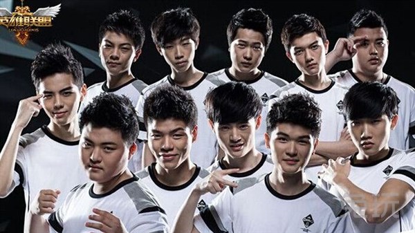 情報站LOL官推曬出幸運(yùn)粉絲，手握Bin隊服，場館內(nèi)的最炫瞬間