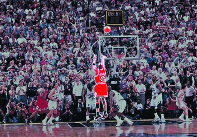 布克跳投引爆NBA熱議，超級(jí)球星的力量與幽默時(shí)刻