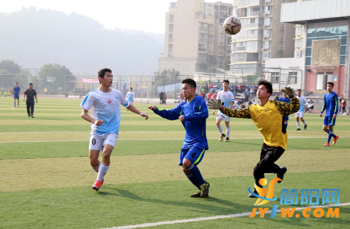 資陽(yáng)市全民健身日足球邀請(qǐng)賽火熱開(kāi)賽，120余名選手以球會(huì)友，共襄盛舉