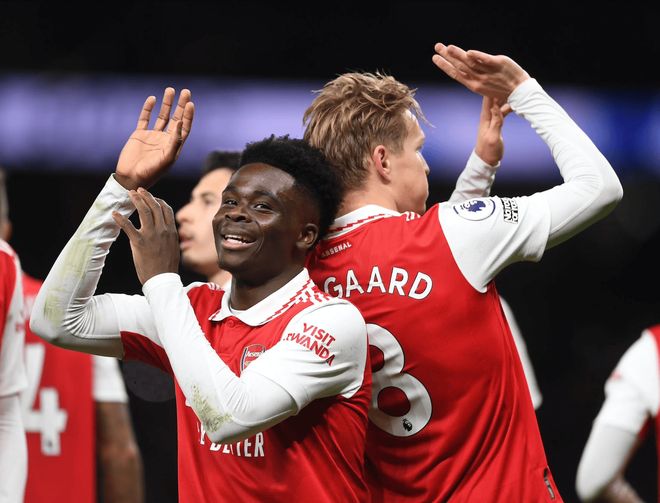 薩卡被絆倒引發(fā)爭議，迪亞斯踢球離場，阿森納球員投訴裁判未理會引熱議