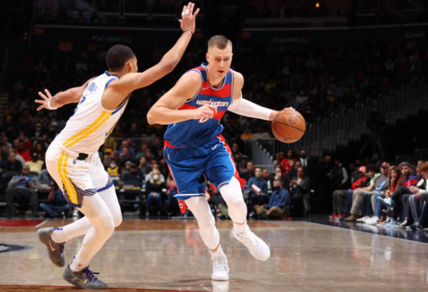 庫里訓(xùn)練時右手食指繃帶纏繞，但決心出戰(zhàn)湖人，勇士之魂閃耀不息