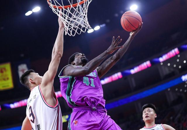 麥穗豐觀察，伊朗男籃面臨換血挑戰(zhàn)，核心球員阿米尼的防守難題凸顯