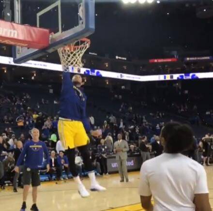 庫里蓄勢待發(fā)，左手單臂空接暴扣展現(xiàn)賽前熱身，金州勇士準備起飛！