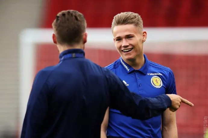 建議，林德洛夫轉(zhuǎn)會(huì)傳聞再起，勒沃庫森與曼聯(lián)后衛(wèi)林德洛夫的談判進(jìn)展