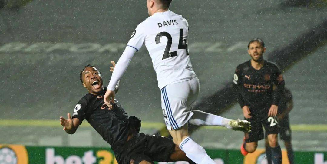 維卡里奧神撲救再現(xiàn)，鮑文邊路傳中引發(fā)庫(kù)杜斯勁射考驗(yàn)