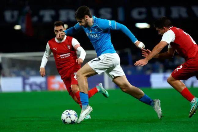 波利塔諾禁區(qū)造點(diǎn)顯神通，K77點(diǎn)球魔法騙過門將命中目標(biāo)