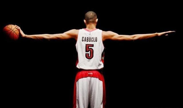 科洛科重燃賽場(chǎng)，對(duì)陣雄鹿展現(xiàn)斗志，貢獻(xiàn)七分四籃板兩搶斷