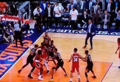 科洛科重燃賽場(chǎng)，對(duì)陣雄鹿展現(xiàn)斗志，貢獻(xiàn)七分四籃板兩搶斷