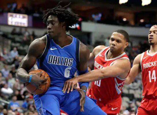 科洛科重燃賽場(chǎng)，對(duì)陣雄鹿展現(xiàn)斗志，貢獻(xiàn)七分四籃板兩搶斷