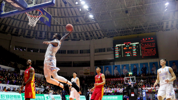 皮特森助力新疆隊(duì)迎開門紅，精準(zhǔn)投射與全面表現(xiàn)彰顯價(jià)值