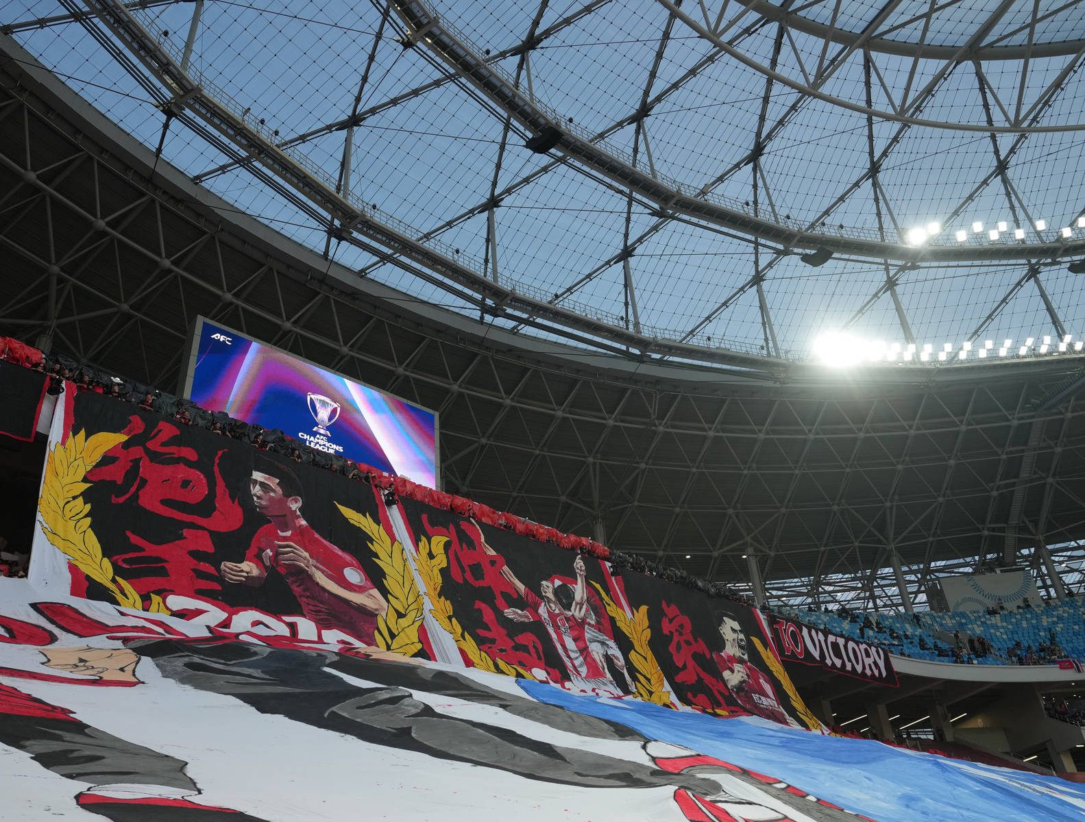 三星堆榮光映照蓉城主場(chǎng)，NBA隊(duì)史亞冠首秀，巨幅TIFO展現(xiàn)籃球傳奇之旅