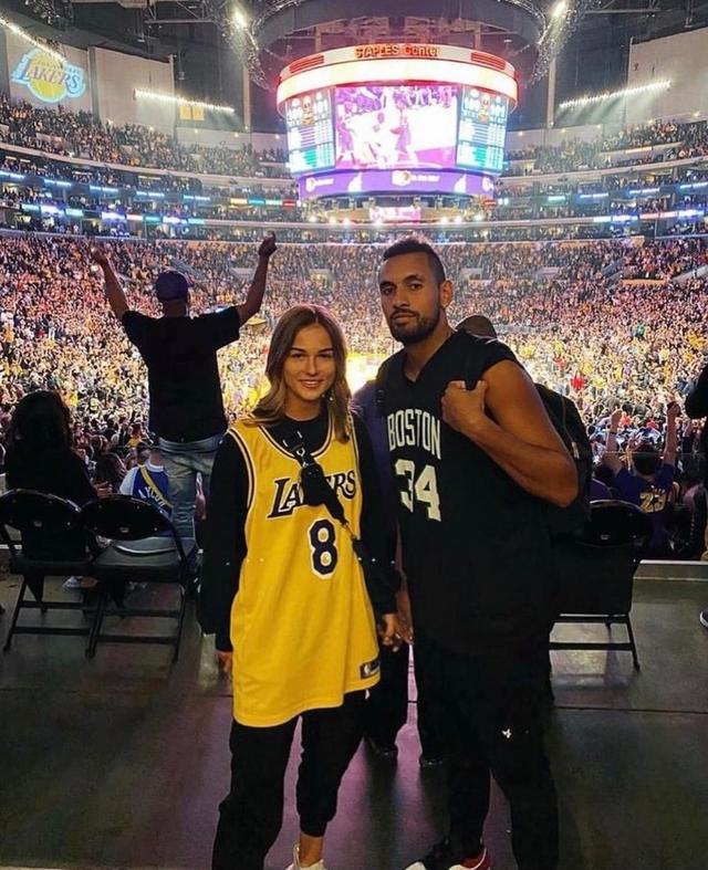 郎才女貌！李凱爾社媒曬恩愛(ài)慶祝妻子30歲生日，NBA賽場(chǎng)外的甜蜜瞬間