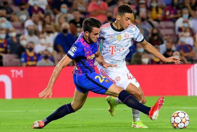 弗利克遭遇尷尬失利，巴薩強勢逆襲拜仁，歐冠賽場再掀波瀾