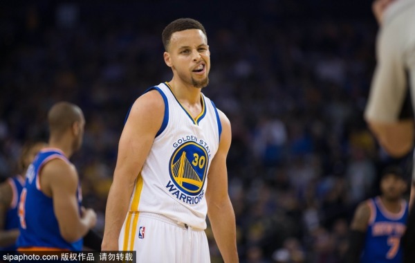 庫里中國行，底角三分輕松26連中，灑灑水啦！