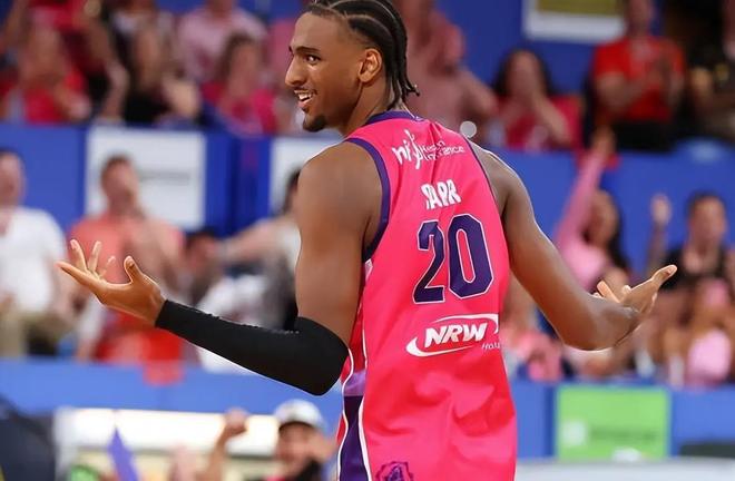 薩爾與里薩謝聯(lián)手搶板，法國隊追至落后兩分——NBA賽場上的逆襲之戰(zhàn)