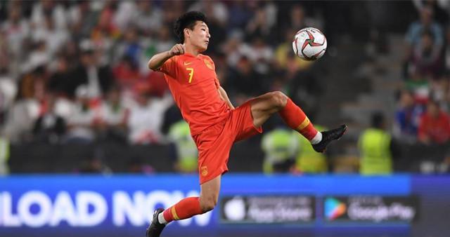 武磊重返國(guó)足訓(xùn)練場(chǎng)，打封閉針展現(xiàn)堅(jiān)毅精神，國(guó)足備戰(zhàn)新篇章開啟