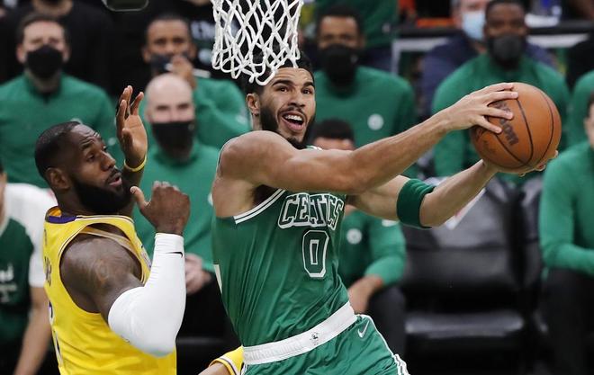 施羅德觀點(diǎn)，東契奇在NBA賽場上的得分自由與決策智慧