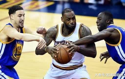 詹姆斯家中觀看俄亥俄州大橄欖球隊(duì)比賽，加油聲中的熱血激情