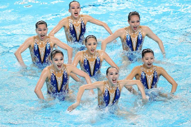 奧運(yùn)冠軍成都上特別體育課分享中國(guó)花樣游泳拼搏故事