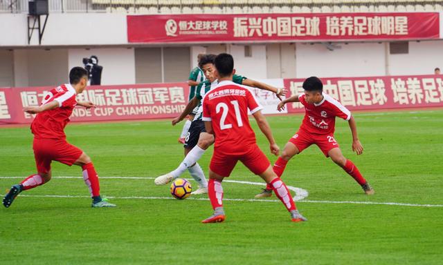 新疆足球少年走紅網(wǎng)絡(luò)，夢(mèng)想與汗水鑄就的職業(yè)之路