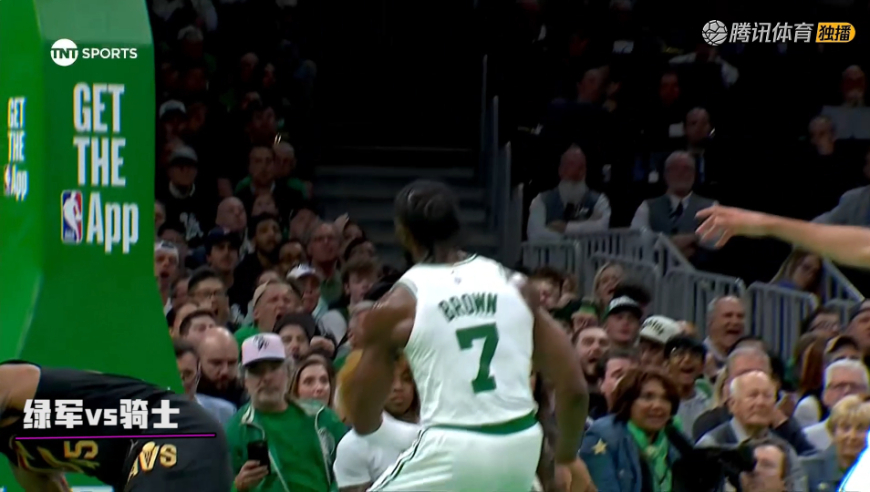 塔特姆干拔三分引發(fā)爭(zhēng)議，哈利伯頓犯規(guī)與點(diǎn)肘動(dòng)作背后的故事