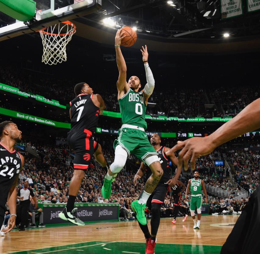 流言板熱議，申京展現(xiàn)后場(chǎng)猛龍之勢(shì)，單臂滑翔劈扣震撼全場(chǎng)