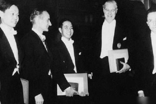 重溫楊振寧李政道諾貝爾獎(jiǎng)?lì)C獎(jiǎng)現(xiàn)場(chǎng)，一段跨越時(shí)空的傳奇對(duì)話