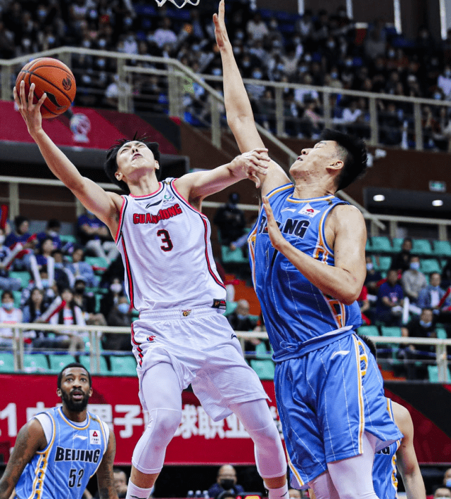 熱情似火，大批球迷熱烈迎接廣東男籃宿舍樓外的胡明軒等球員