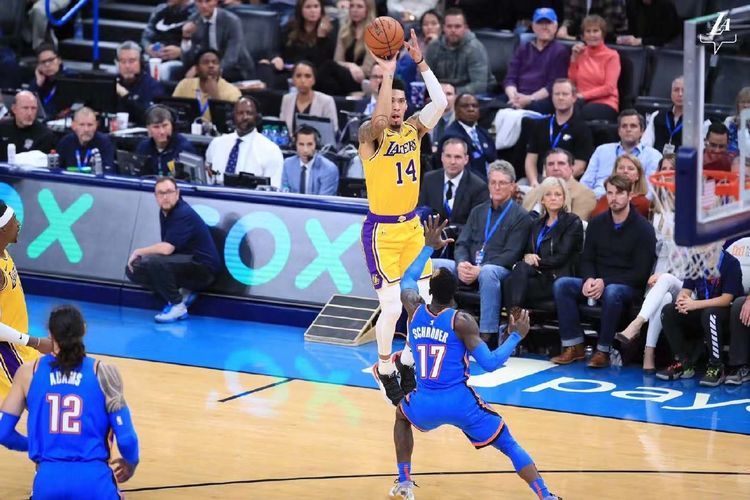 哎我球呢？約克雷斯內(nèi)切失誤，意外將球扣入自己身后，引發(fā)全場驚呼