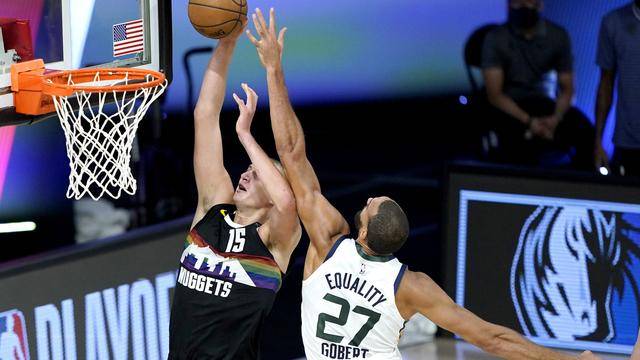 哎我球呢？約克雷斯內(nèi)切失誤，意外將球扣入自己身后，引發(fā)全場驚呼