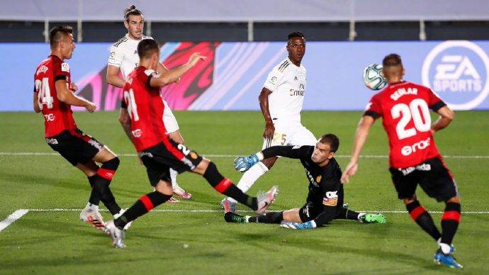 建議，印尼隊(duì)長(zhǎng)動(dòng)作過(guò)火！蔣圣龍?jiān)鈴V告牌危機(jī)險(xiǎn)象環(huán)生，黃牌警告難逃