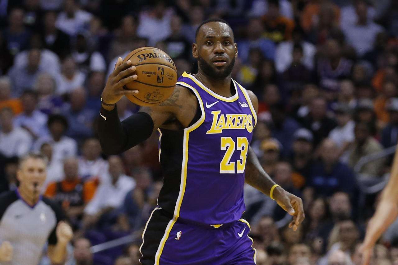 詹姆斯迎來湖人生涯里程碑，揭幕戰(zhàn)首勝雙喜臨門