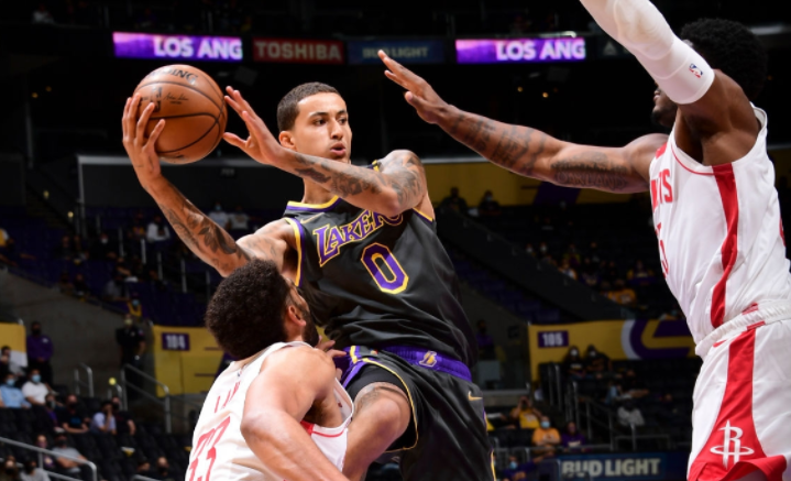 申京展現(xiàn)精妙技藝，背身單打轉(zhuǎn)身過(guò)人，面對(duì)克塔補(bǔ)防勾手命中