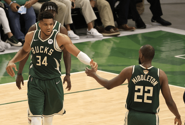 布克與米切爾，NBA賽場(chǎng)上的數(shù)據(jù)對(duì)決，二選一，你選誰(shuí)？