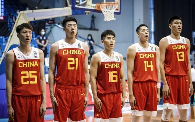 中國男籃驚艷全球，教練組策略致勝，媒體人贊嘆久違的榮光