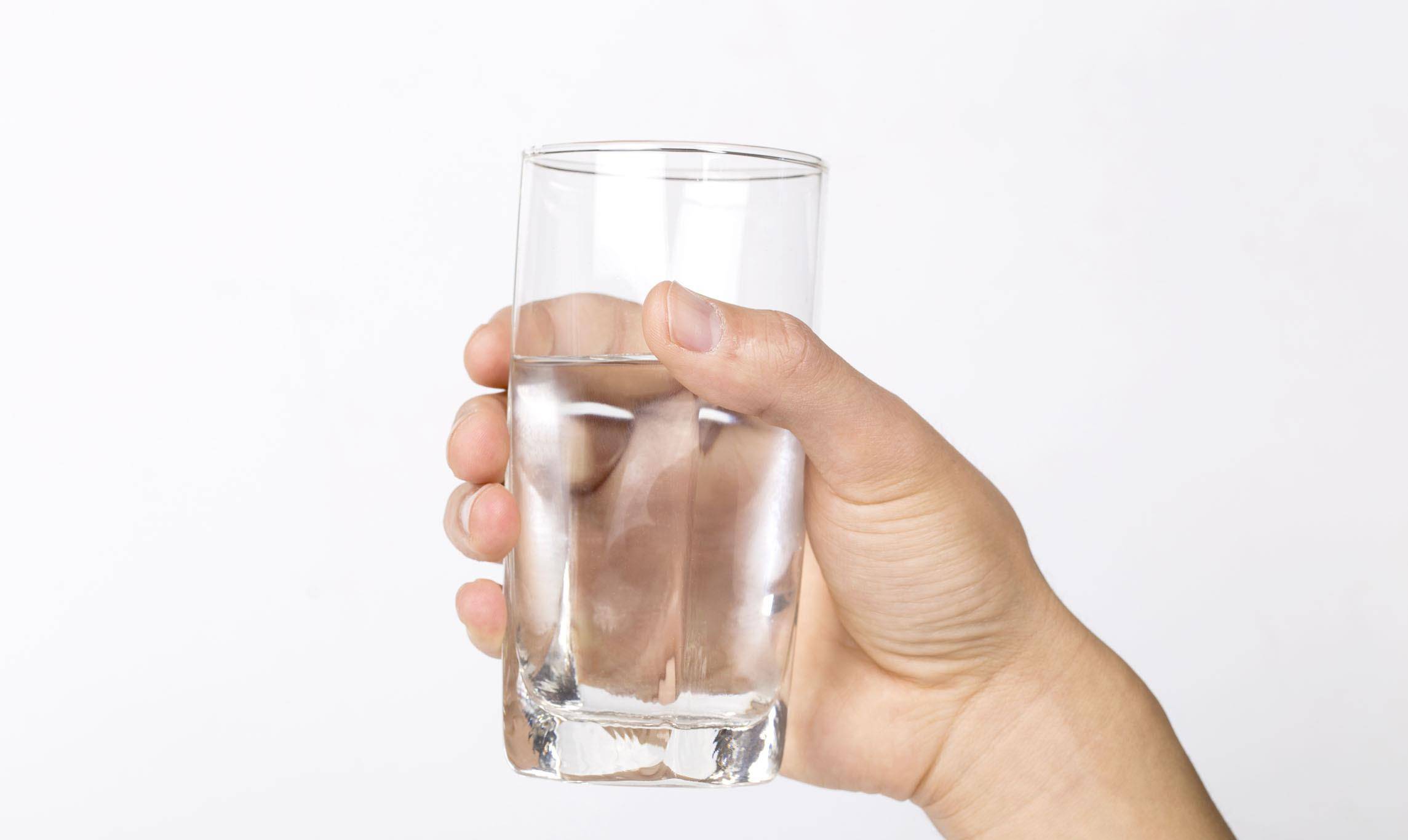 揭秘隔夜水，為何不宜飲用，健康風險你了解多少？