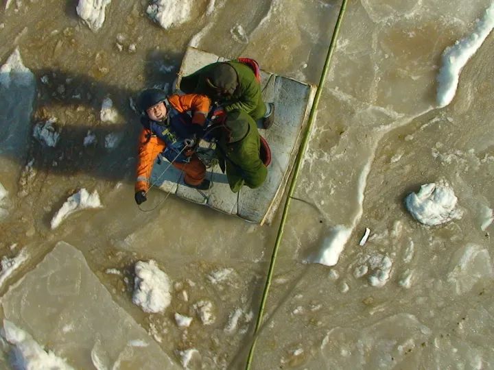 巨浪中，他用一身傷救回一條生命——致敬那些平凡的英雄