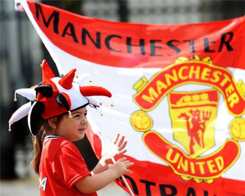 曼聯(lián)員工鼓舞士氣，水瓶上的隊(duì)徽、勇氣與精神傳遞團(tuán)隊(duì)力量