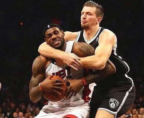 海斯防守下的驚險(xiǎn)瞬間，比爾突破上籃遭遇重傷，倒地表情令人揪心