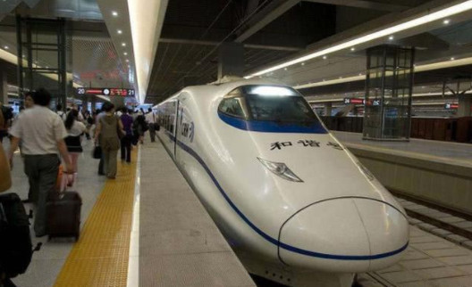 全國最忙高鐵站上演名場面，日均客流量突破10萬，旅客如織，場面壯觀！