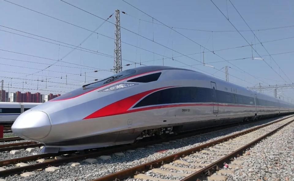 全國最忙高鐵站上演名場面，日均客流量突破10萬，旅客如織，場面壯觀！