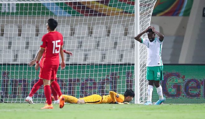 國足備戰(zhàn)NBA賽前演練定位球戰(zhàn)術，高準翼成關鍵擺渡手