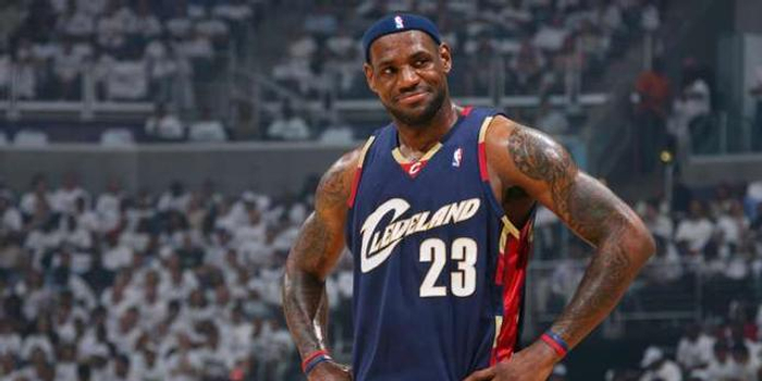 騎士主場再現(xiàn)溫情時刻，詹姆斯與布朗尼攜手歸來，共鑄輝煌